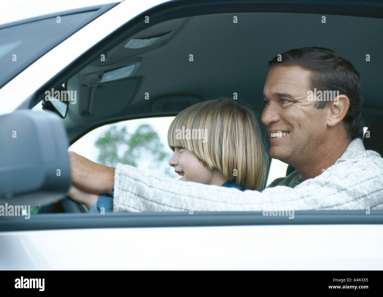 мужчина учит женщину водить машину. My father teach me to drive. папа водит машину. My father teach me to drive. научить сына водить машину.