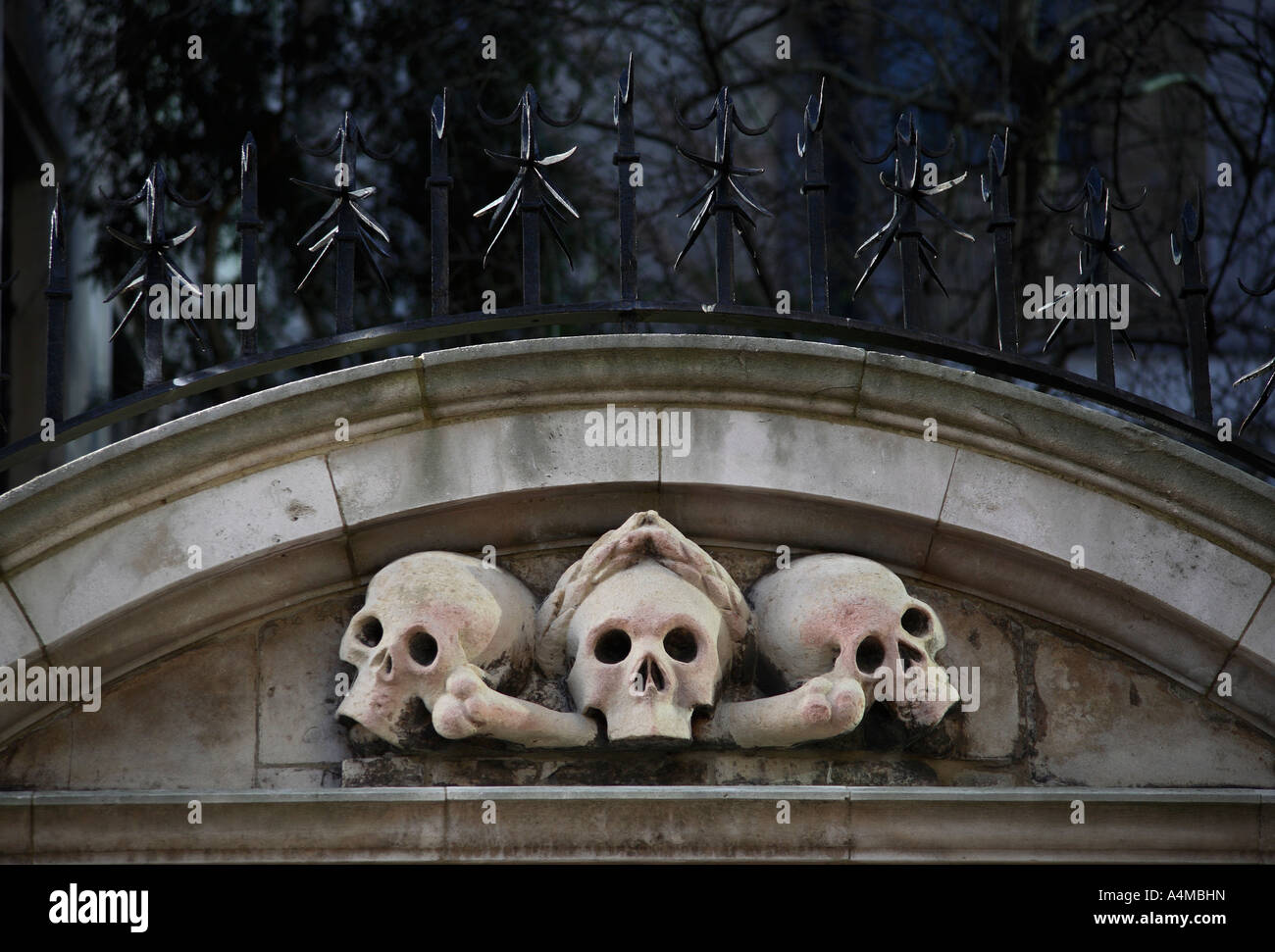 Skulls above entrance to St Olave's Church. Hart Street, The City, London, England, UK Stock Photo