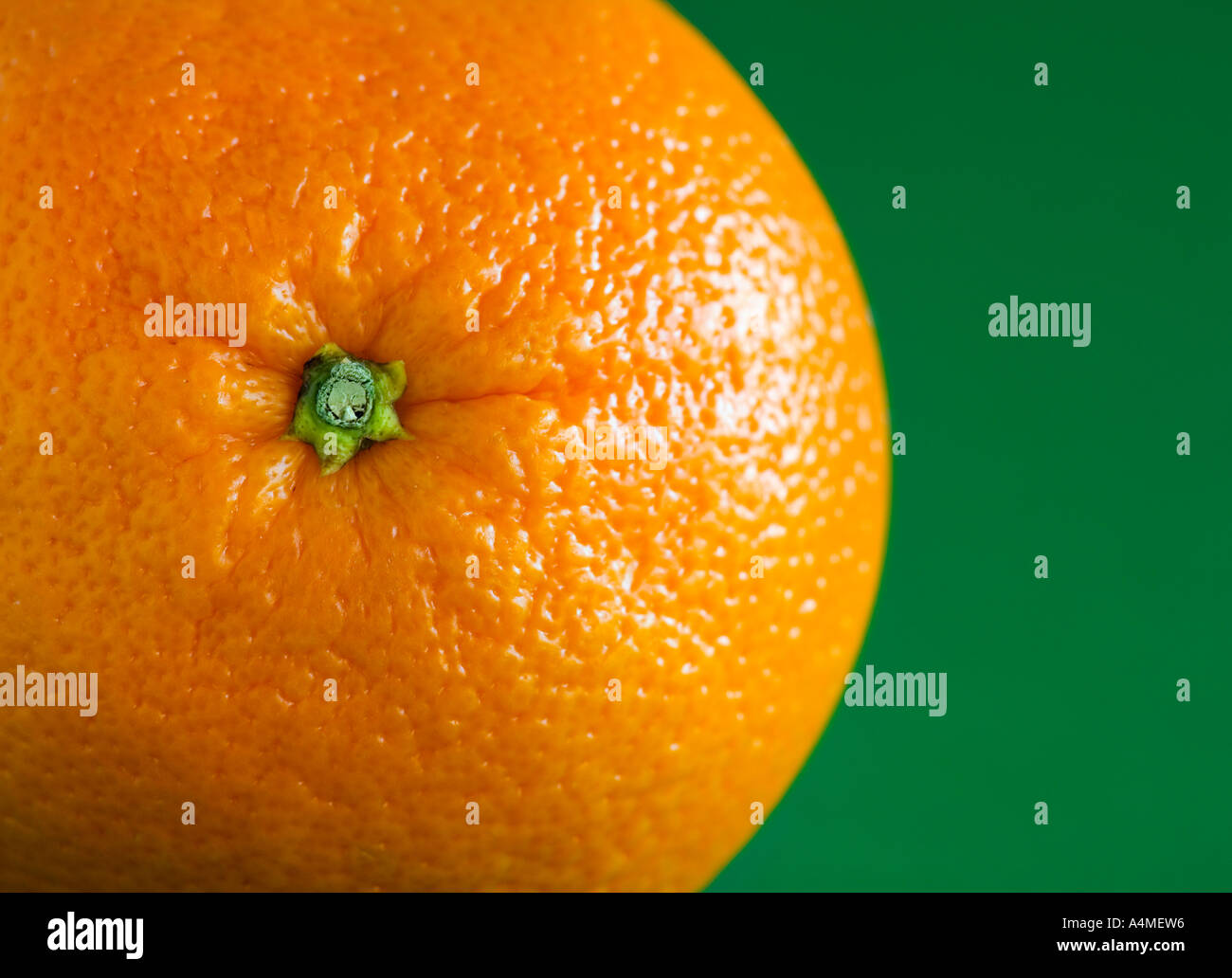Апельсин на зеленом фоне
