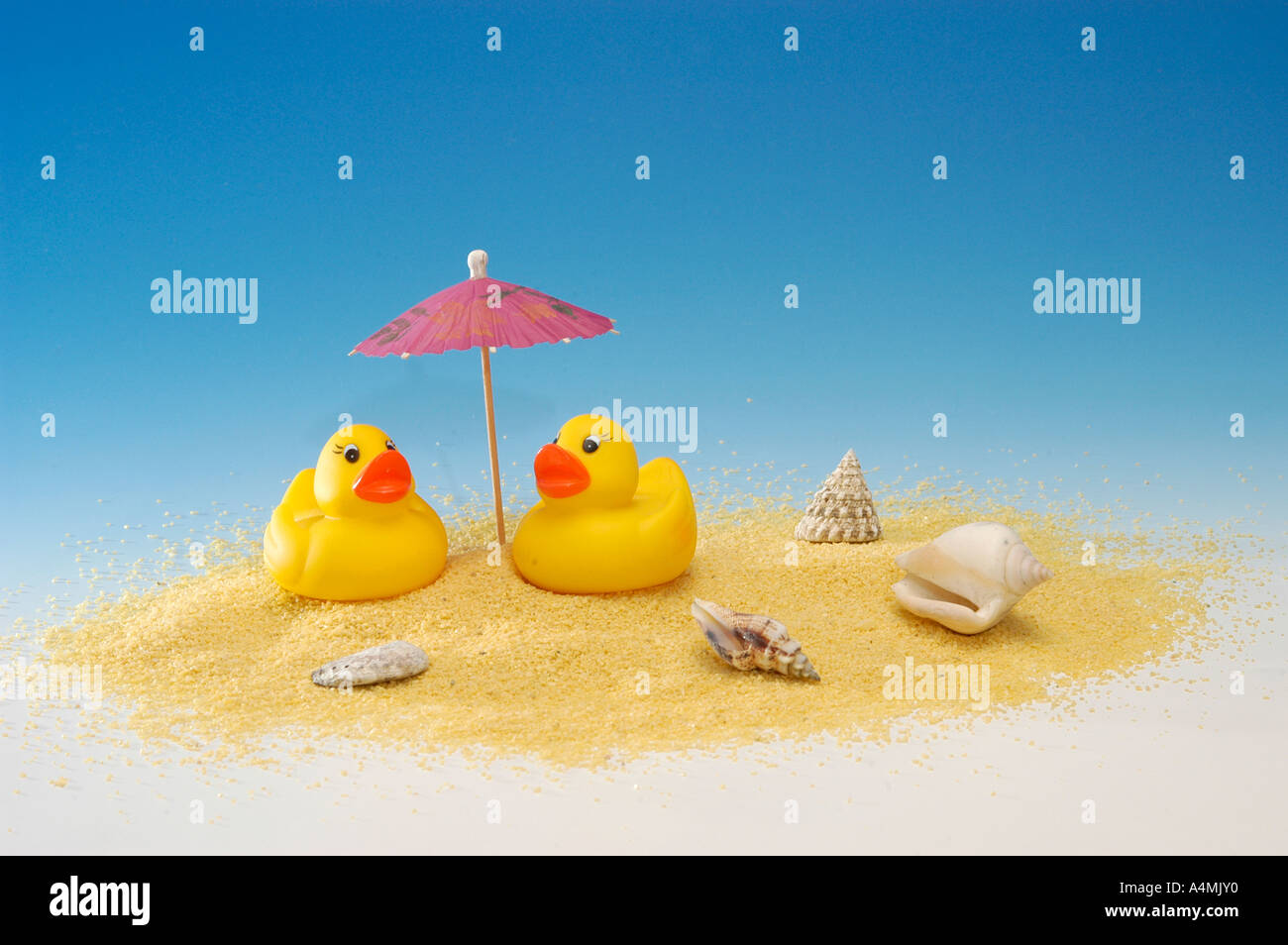 Sommer Sommerferien Sommerurlaub Strand Sandstrand Meer Sonne Badeurlaub gelb blau Stock Photo