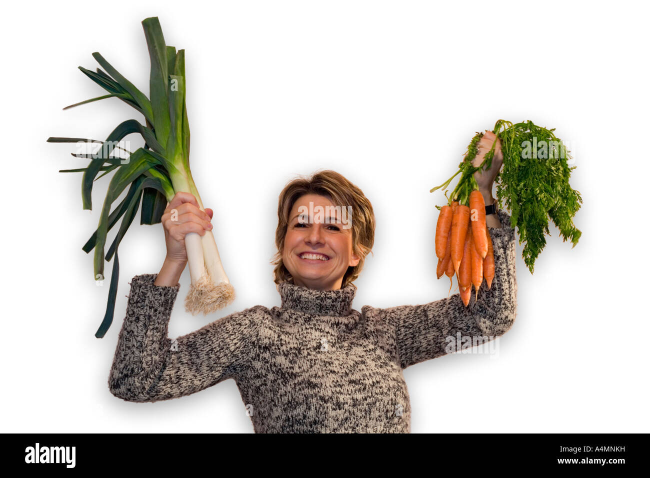 Happy young Lady brandishing organic vegetables. Joyeuse jeune femme brandissant des légumes issus de l'agriculture biologique. Stock Photo