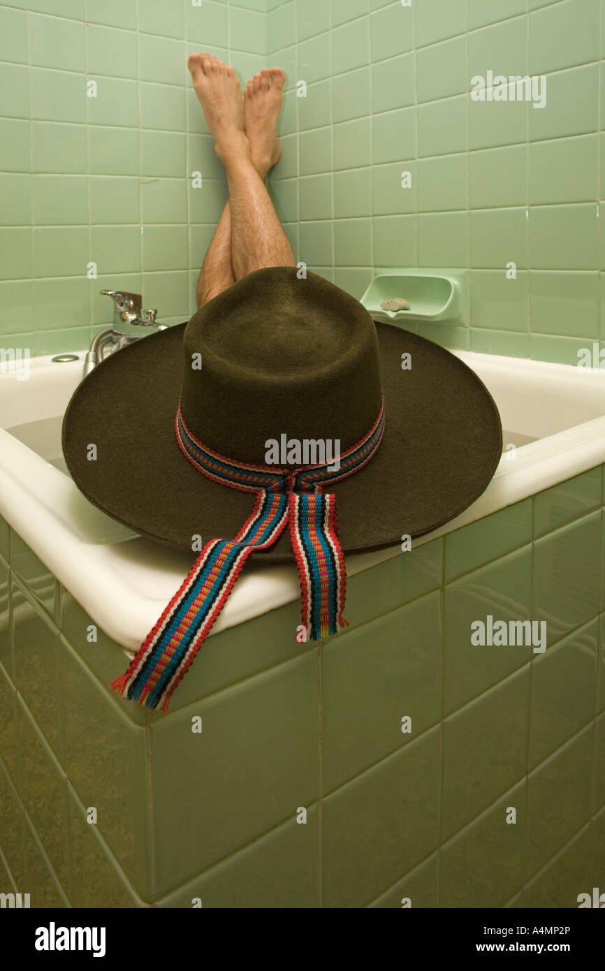 Unusual display of a Peruvian hat on a hip-bath. Inhabituelle présentation  d'un chapeau Péruvien sur une baignoire sabot Stock Photo - Alamy