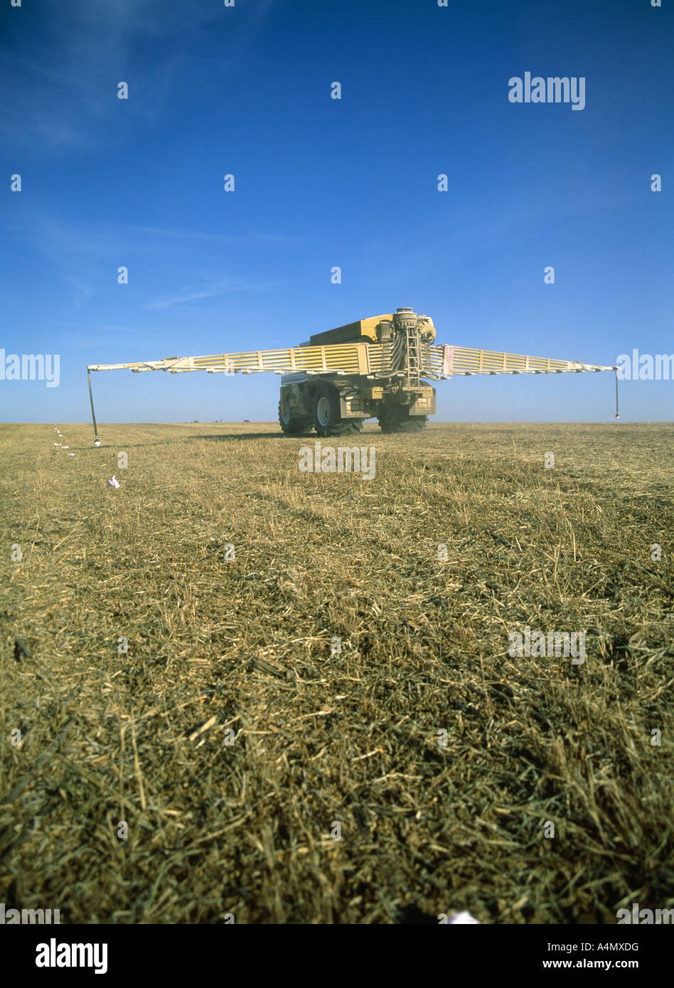 SPREADING FERTILIZER ON BEAN STUBBLE WITH 1903 TERRA-GATOR WITH GLOBAL POSITIONING SATELLITE CONTROL VRT / ILLINOIS Stock Photo