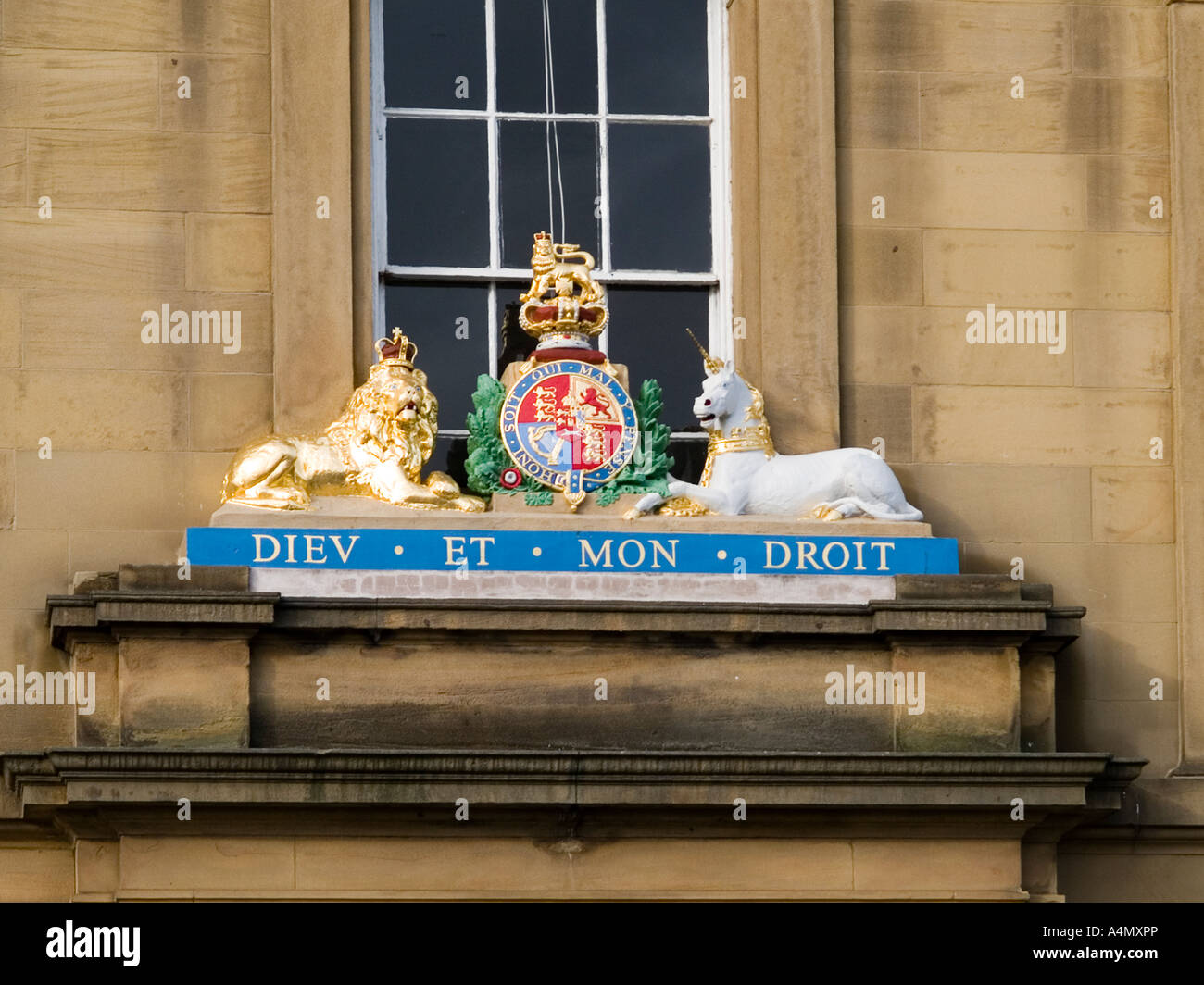 Dieu et Mon Droit royal coat of arms on a building at Newcastle quayside Stock Photo