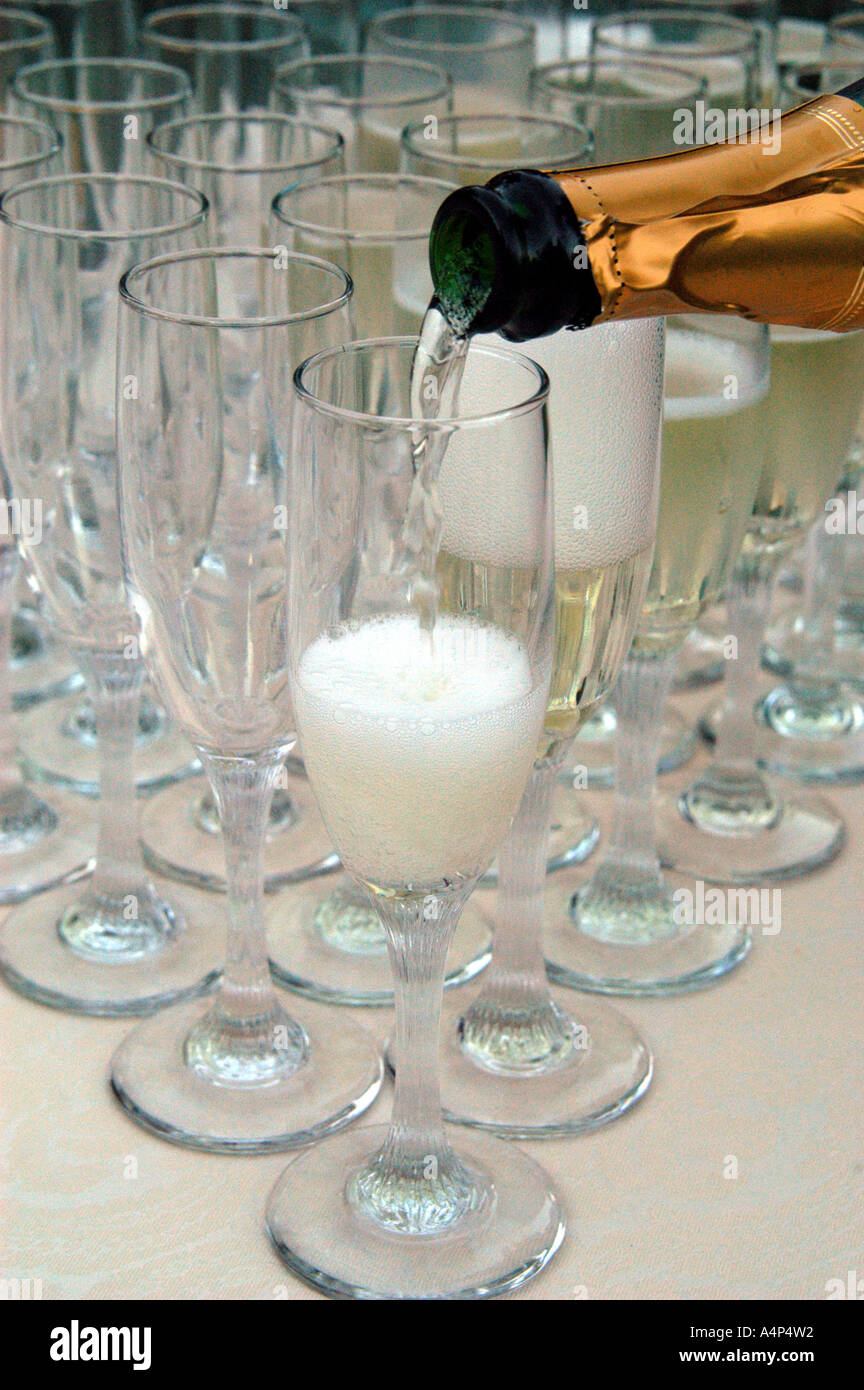 Bubbling glasses of champagne hi-res stock photography and images - Alamy