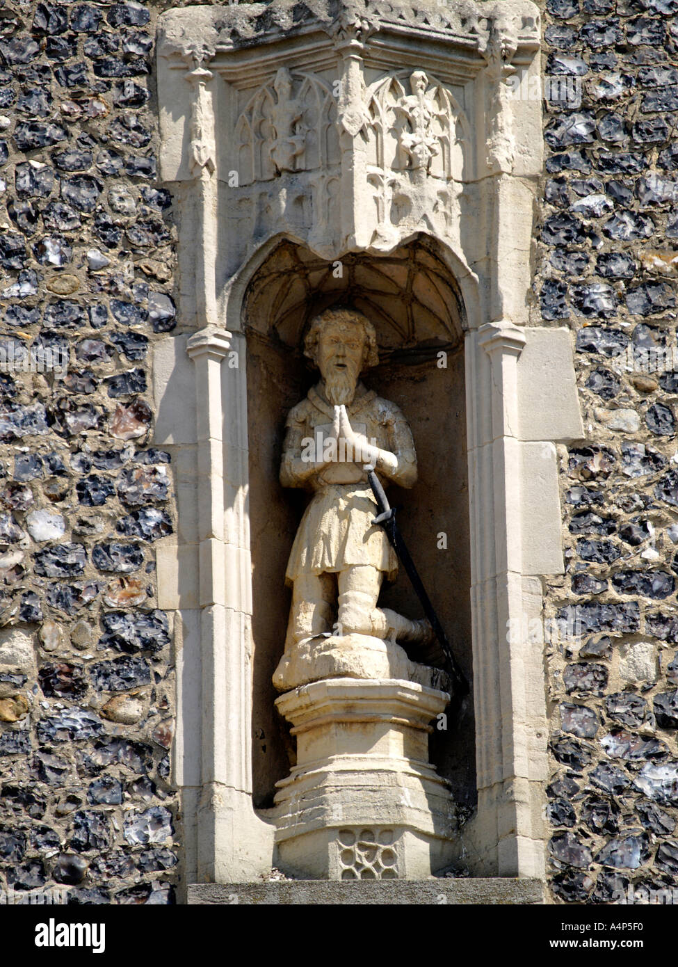 STATUE DETAIL OF THOMAS ERPINGHAM KNEELING ABOVE ENTRANCE GATE, NORWICH