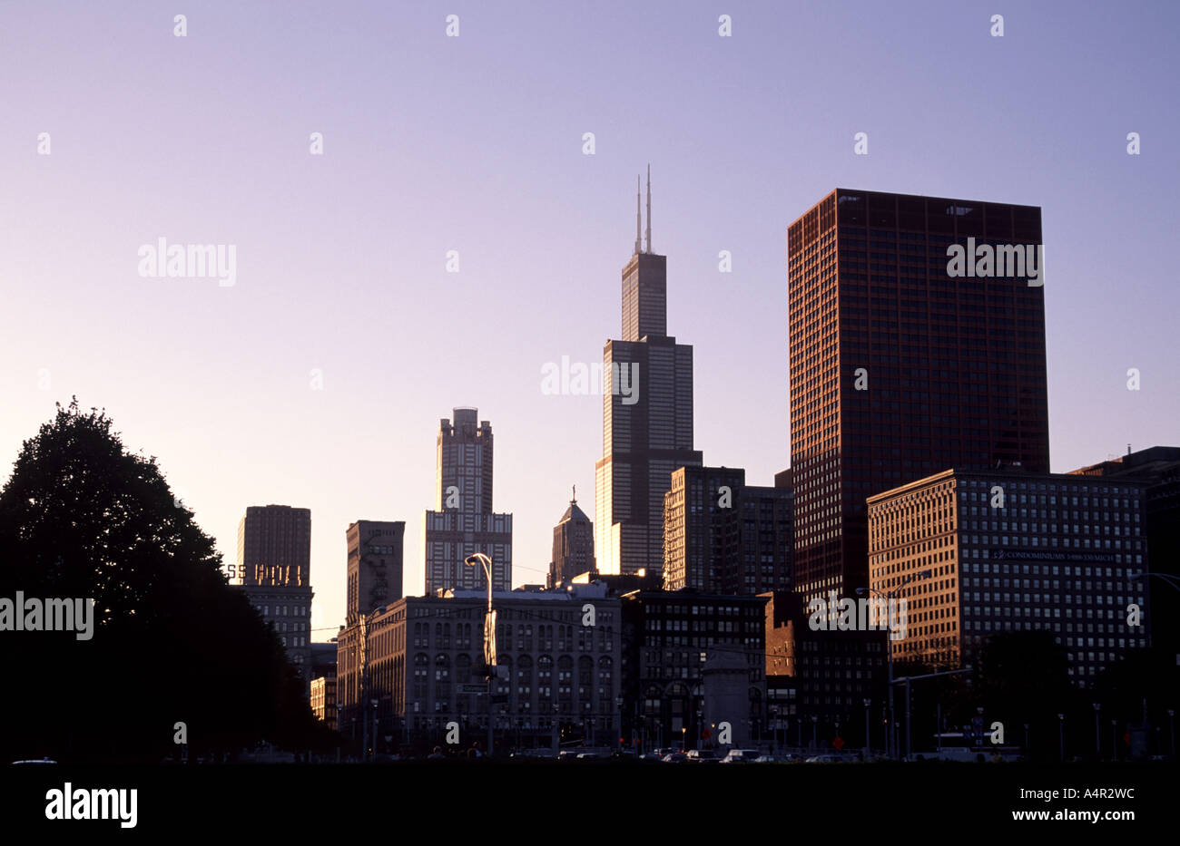Chicago illinois downtown skyline hi-res stock photography and images ...
