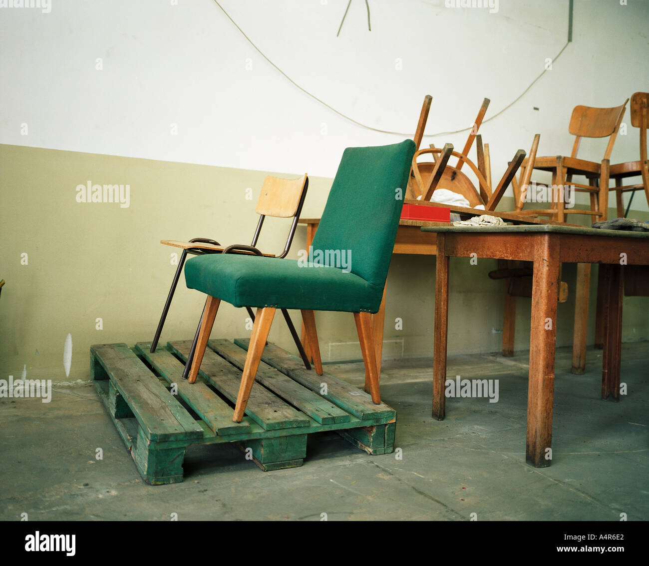 Antique chairs tables hi-res stock photography and images - Alamy