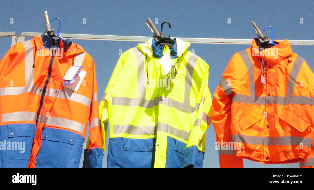 Yellow high vis jackets hi-res stock photography and images - Alamy