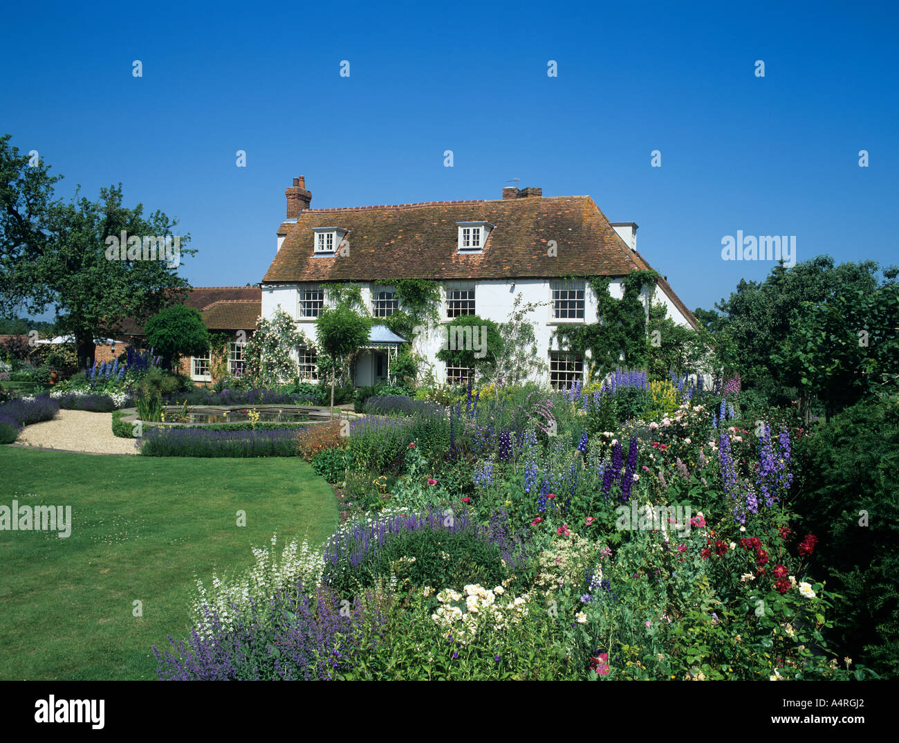 English garden border hi-res stock photography and images - Alamy