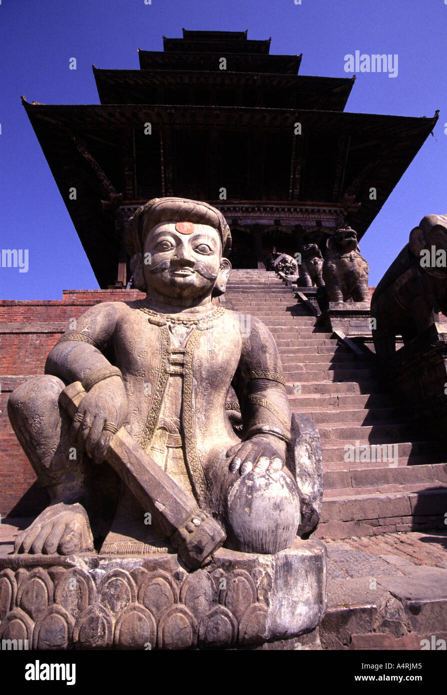 Statue in front of the pagoda style Nyatapola Temple in Taumadhi Square, Bhaktapur, Nepal Stock Photo