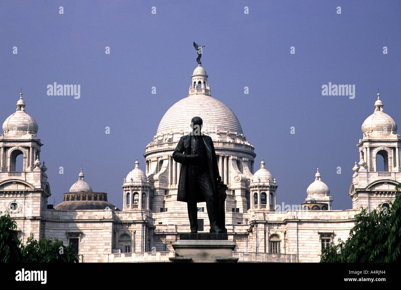 Statue of Sir Andrew Henderson Leith Fraser in front of the Victoria Memorial Hall, Calcutta, West Bengal, India Stock Photo