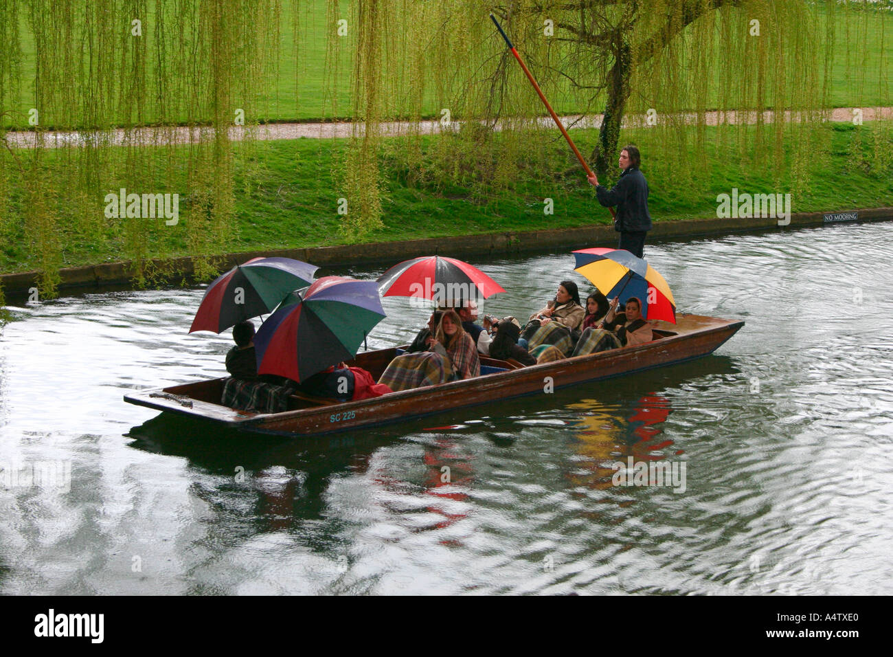 Punting in the rain hi-res stock photography and images - Alamy