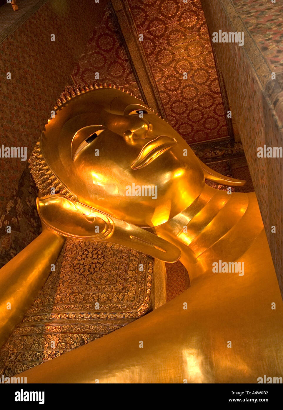 Statue of reclining Buddha golden Bangkok Stock Photo - Alamy