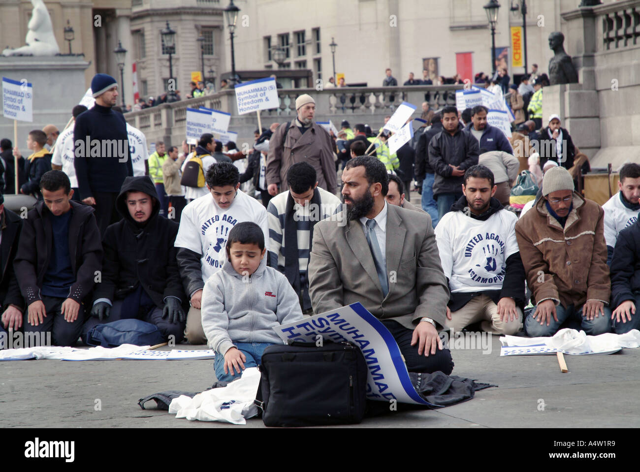 BEFORE THE DEMOSTRATION MUSLIM PAYERS IN TRAFALGAR SQ PREYING 11 02 2006 Stock Photo