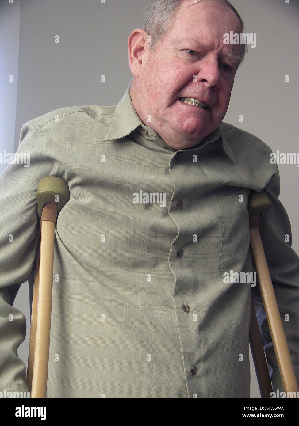 Crutches under arms hires stock photography and images Alamy
