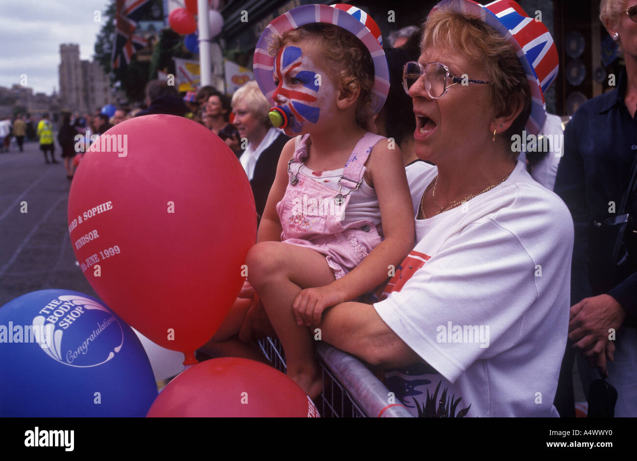 Mother young child well wishers at the Royal wedding of Prince Edward and Sophie Rhys Jones Windsor Berkshire 1999 1990s UK Stock Photo