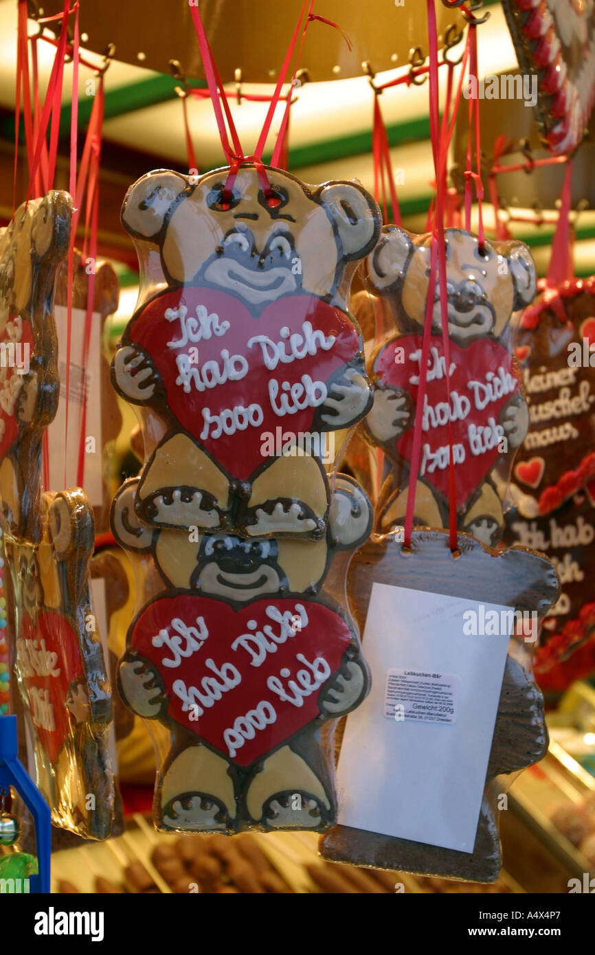 27.03.2005. Germany, DEU, Hamburg. Gingerbread hearts with Love wishes at the Hamburger Dom funfair. Stock Photo