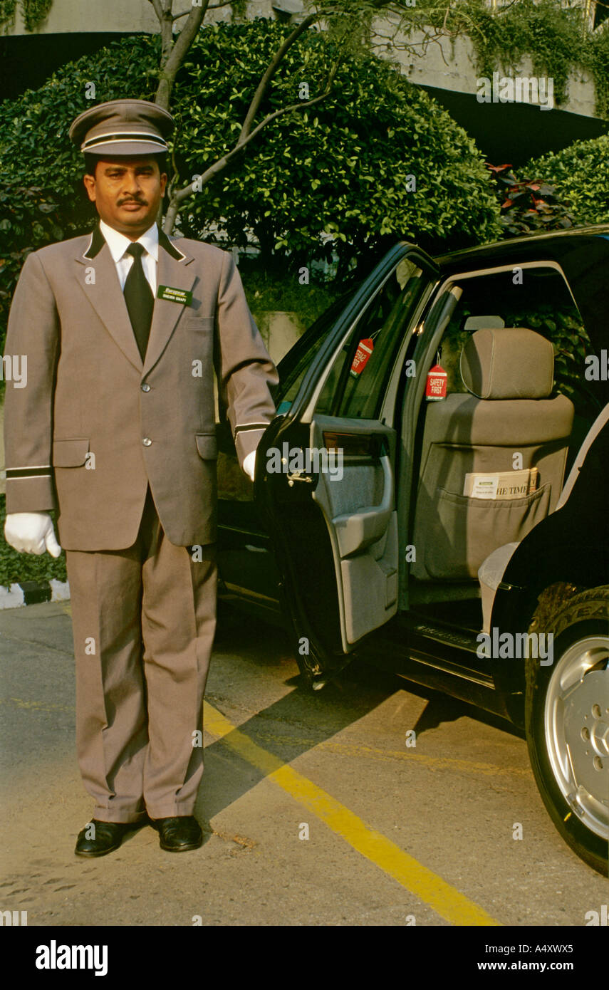 https://c8.alamy.com/comp/A4XWX5/chauffeur-opening-the-door-of-the-car-A4XWX5.jpg