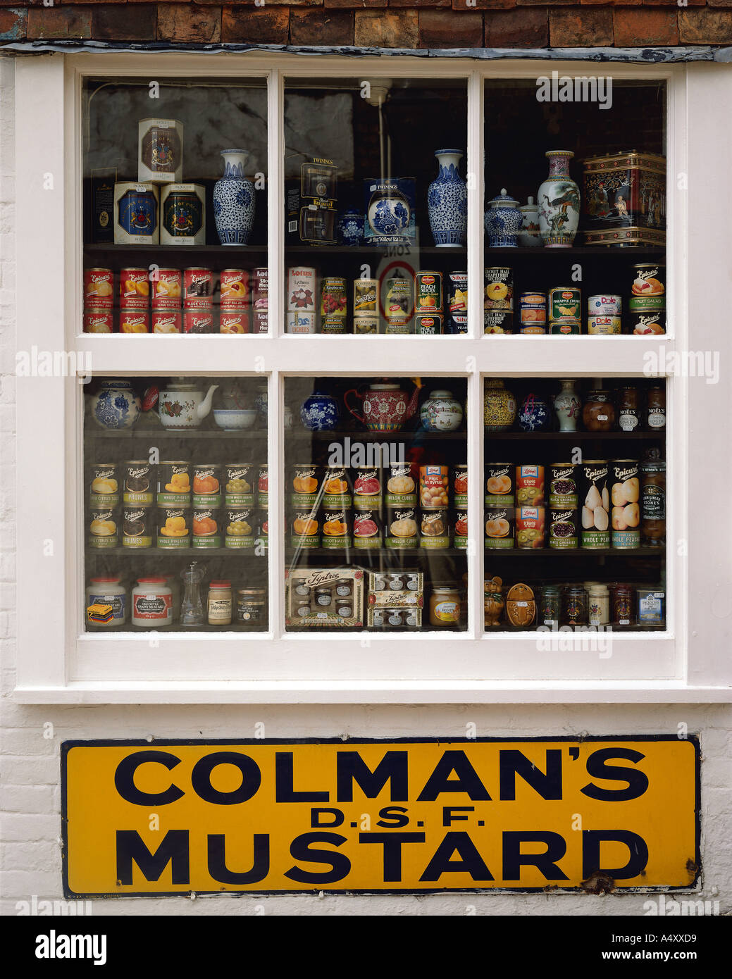 GB - EAST SUSSEX: Traditional shop display in Mermaid Street at Rye Stock Photo