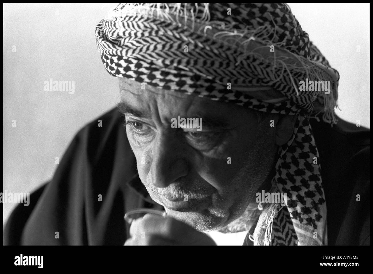 Uxlab yotgan xolamni sikdim onlayn tomosha qiling Qizning trusigini yechib, egilib qoldi