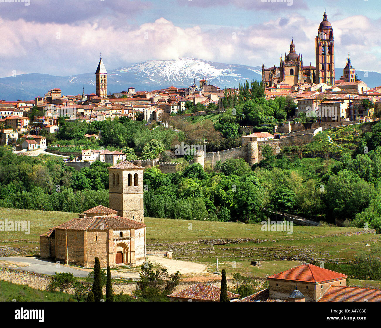 ES - CASTILE: Historic Alcazar Castle above Segovia Stock Photo