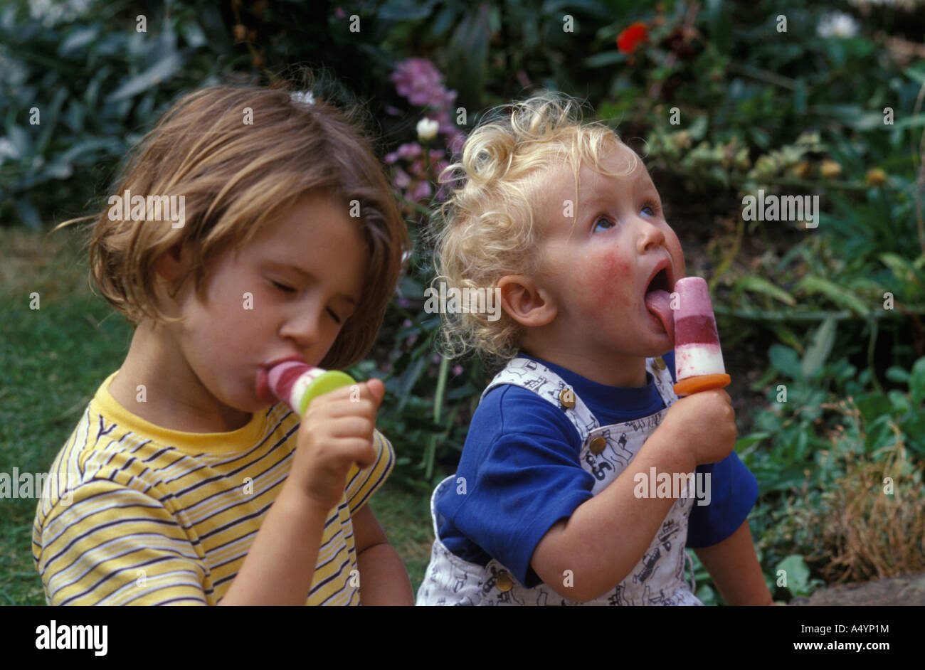 Girls eating ice lollies hires stock photography and images Alamy