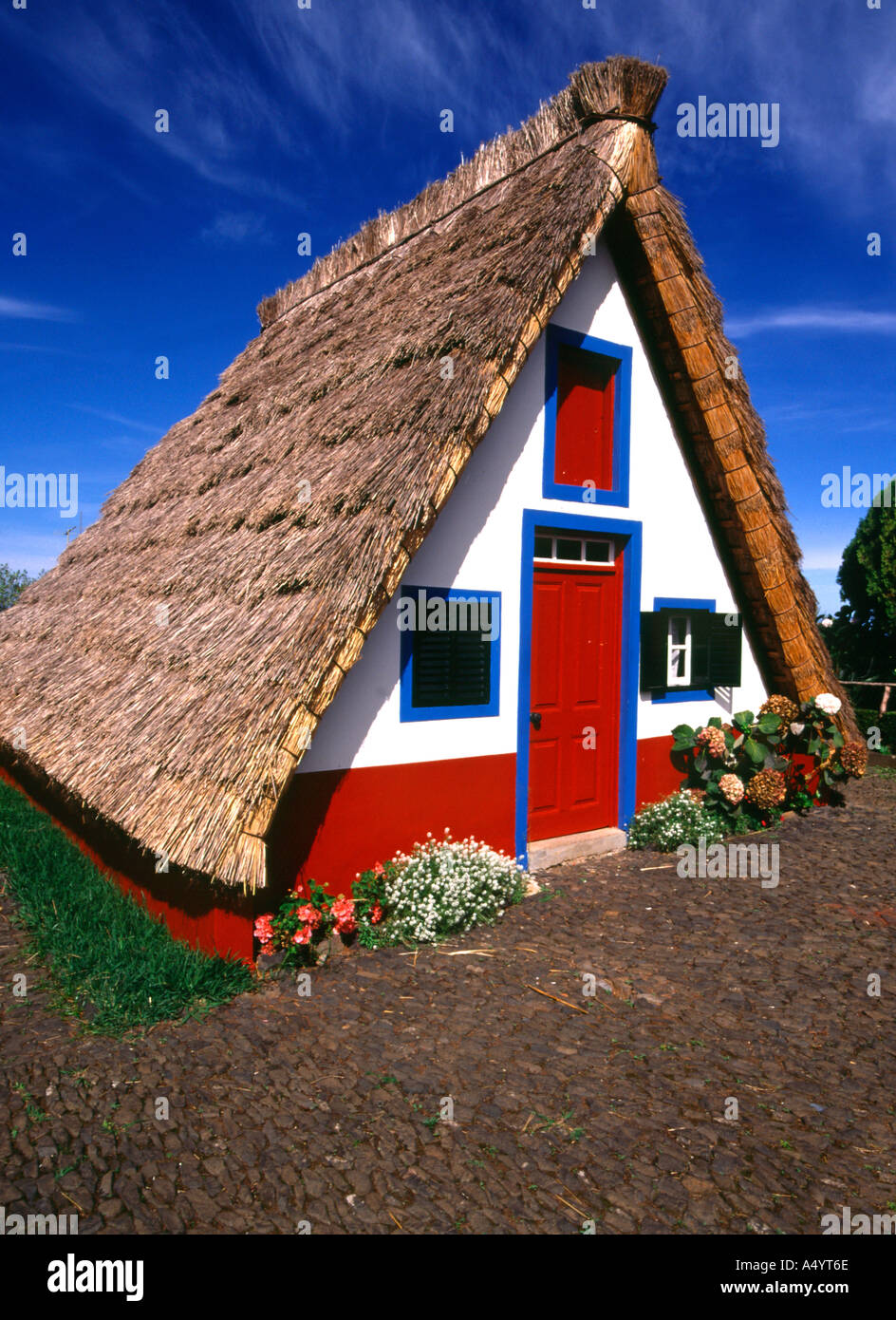 dh madeira house SANTANA MADEIRA Traditional Madeira styled thatched house triangular Stock Photo