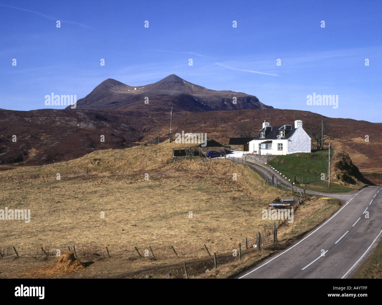 dh  ELPHIN SUTHERLAND Scottish mountain Cul Mor white house hillside field scotland croft assynt a835 glen north highlands Stock Photo