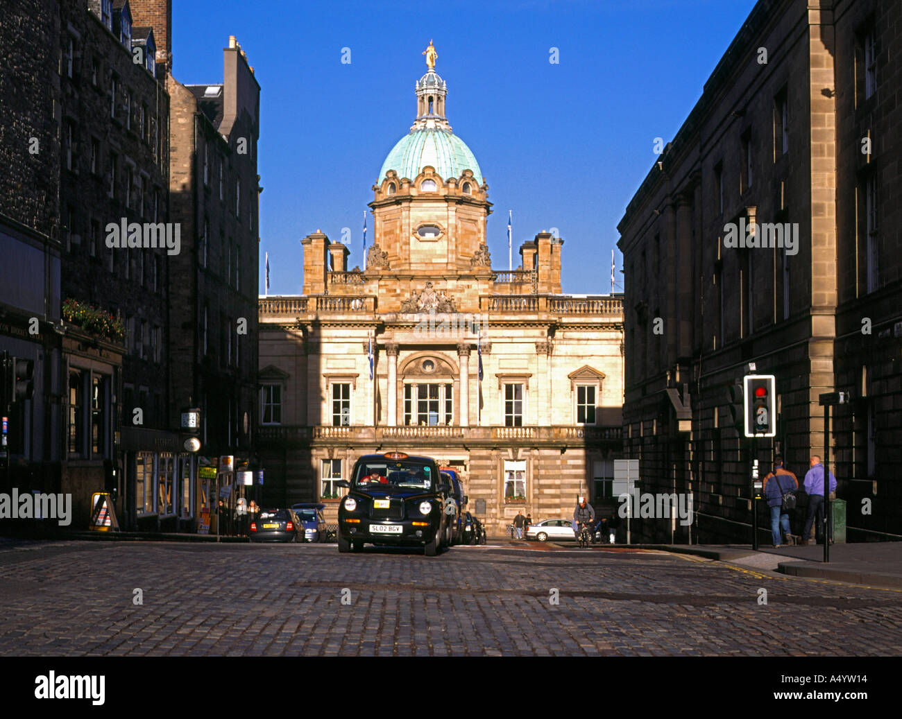 dh  THE MOUND EDINBURGH Bank of Scotland headquarters traffic hbos hq financial business district Stock Photo