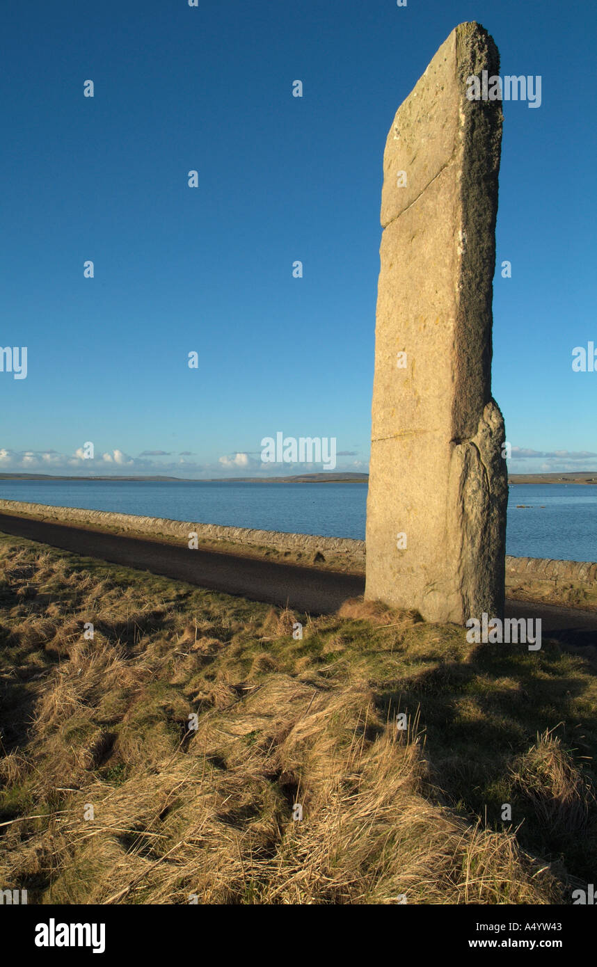 dh Watch stone STENNESS ORKNEY Neolithic standing stone causeway Loch of Harray monolith Stock Photo