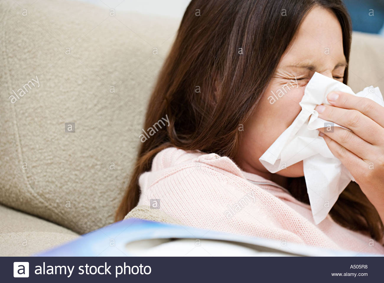 Грипп аллергия. Женщина чихает. Чихающий человек ОРЗ. Сезонная аллергия. Заразный чих.