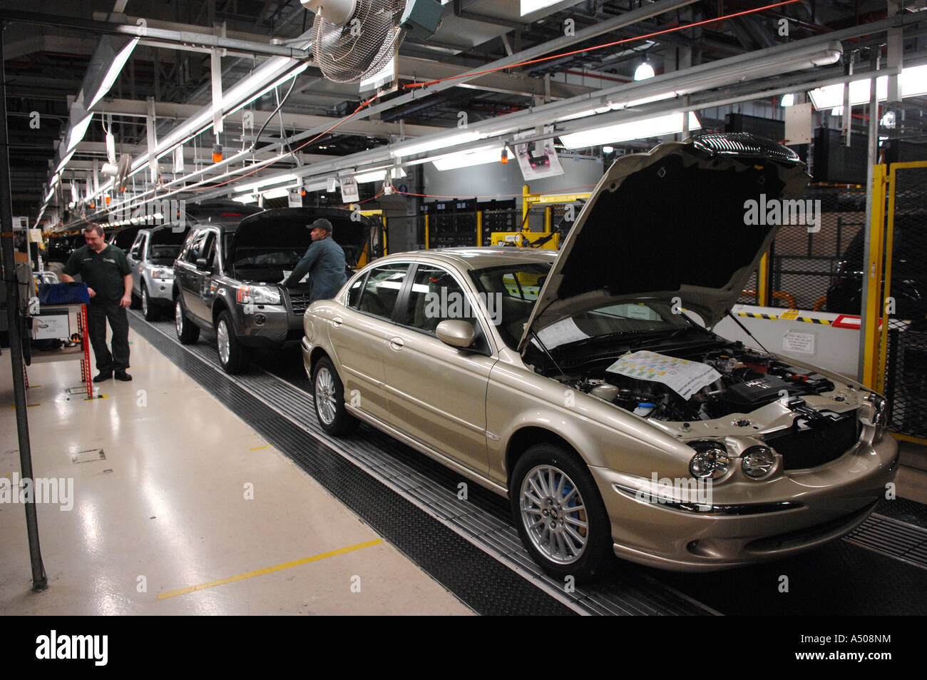 Land Rover Assembly Jaguar landrover assembly line hi-res stock photography and images - Alamy