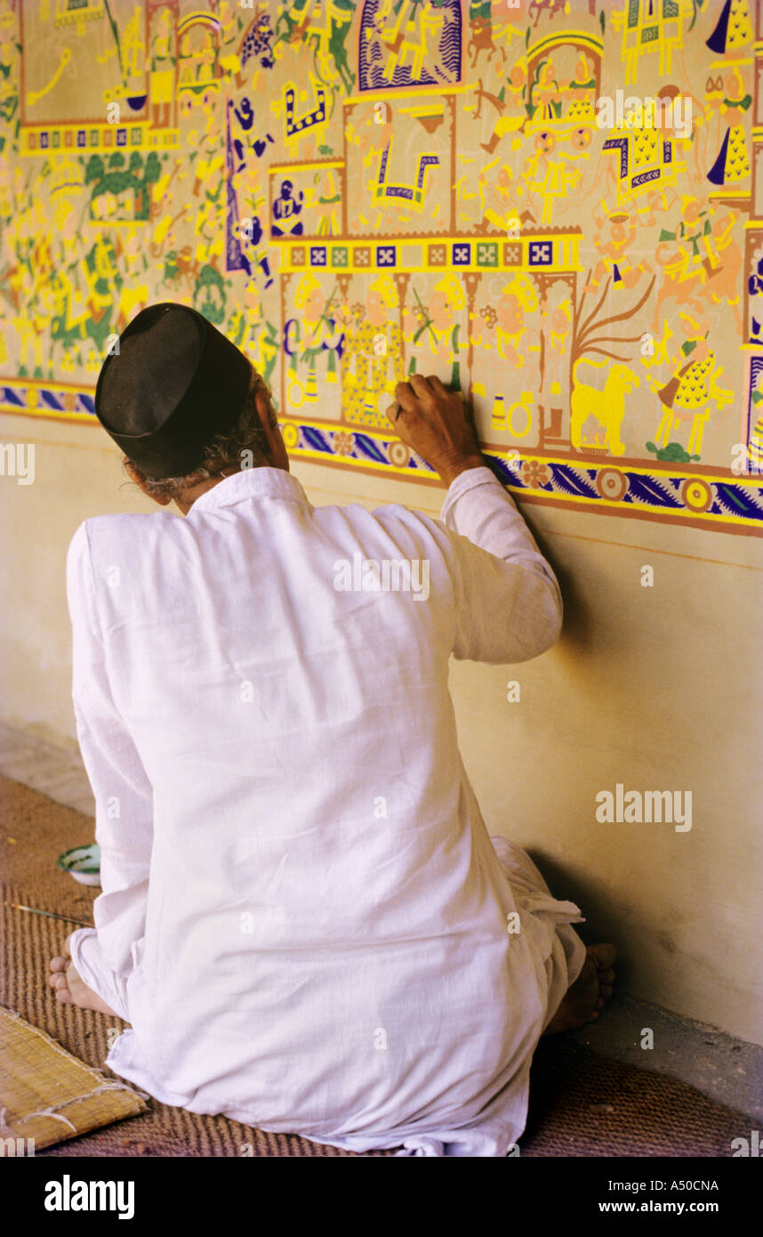 Man sitting painting hi-res stock photography and images - Alamy