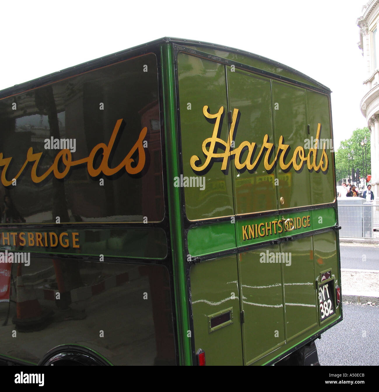 Cm25 6815 harrods electric van hi-res stock photography and images - Alamy