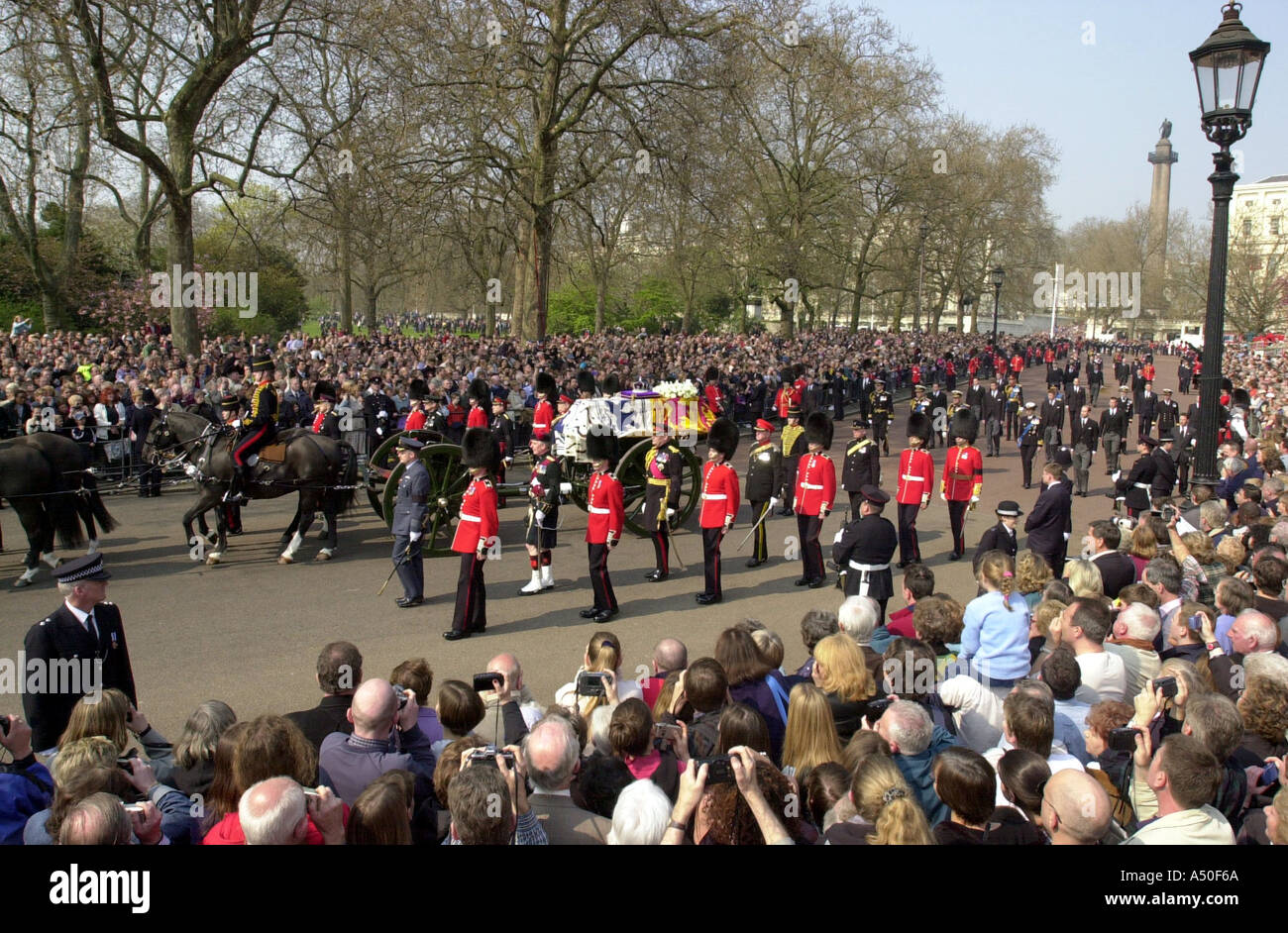 Queen Mother's funeral procession, Queen Mother's coffin during her Stock Photo 331626 Alamy