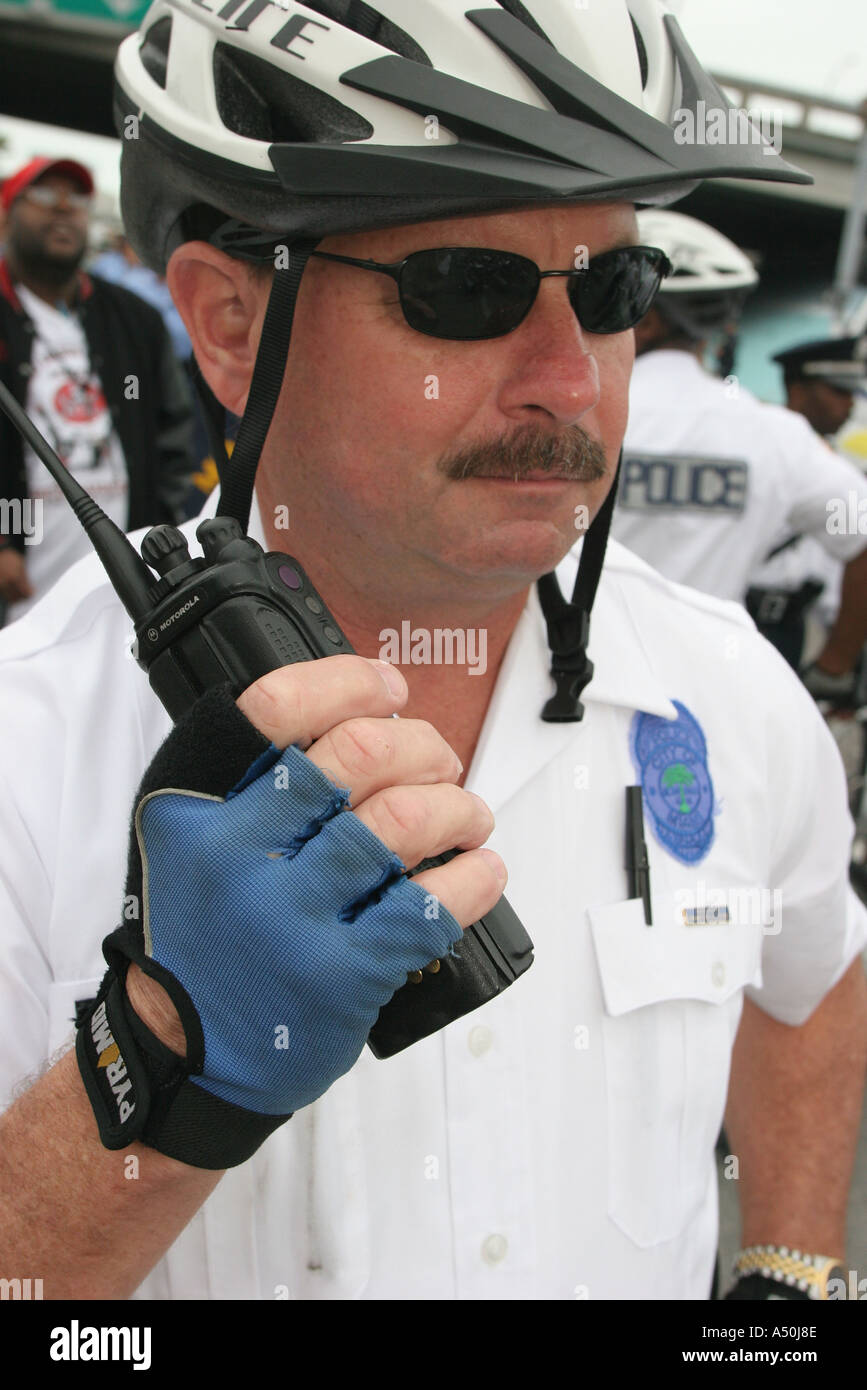 Policeman radio hi-res stock photography and images - Alamy