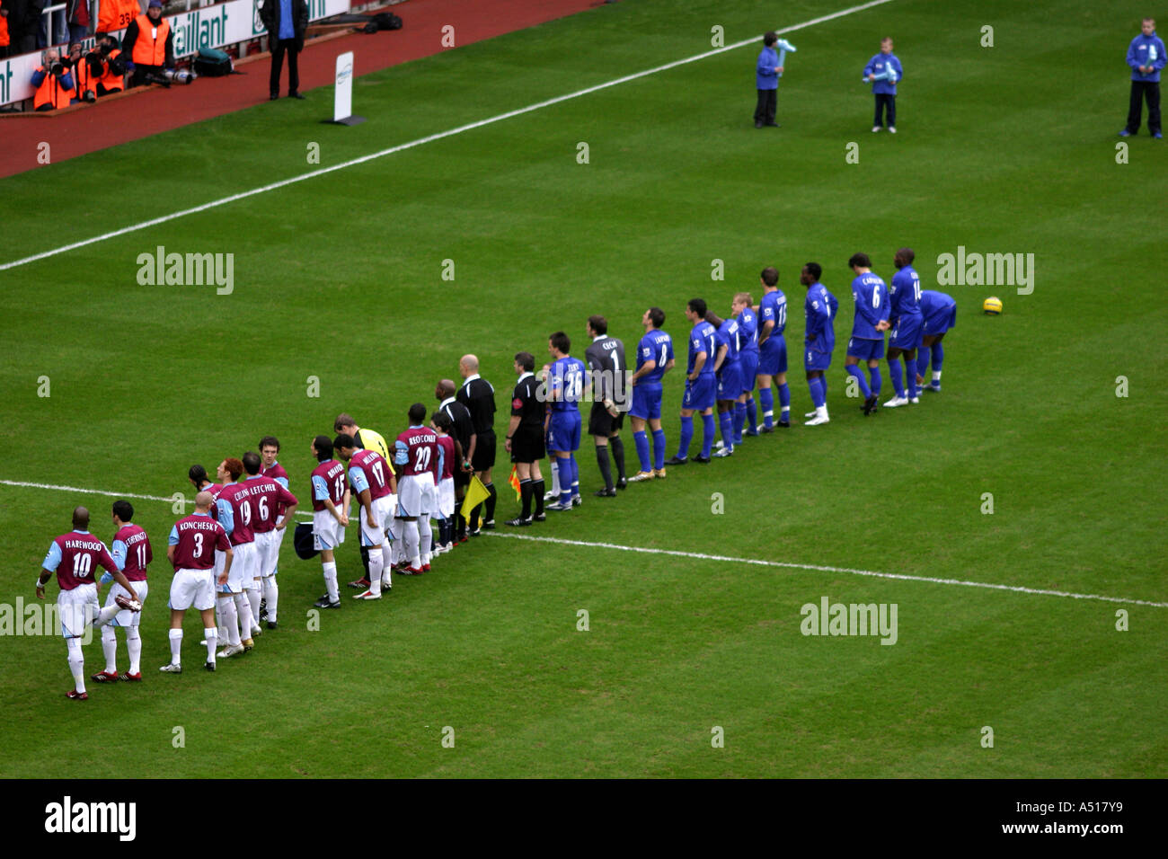 Teams lining up West Ham v Chelsea Upton Park 2 January 2006 Stock Photo
