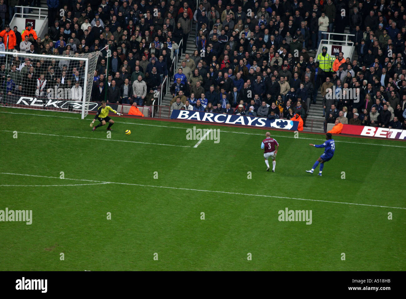 Didier Drogba scores West Ham v Chelsea Upton Park 2 January 2006 Stock Photo