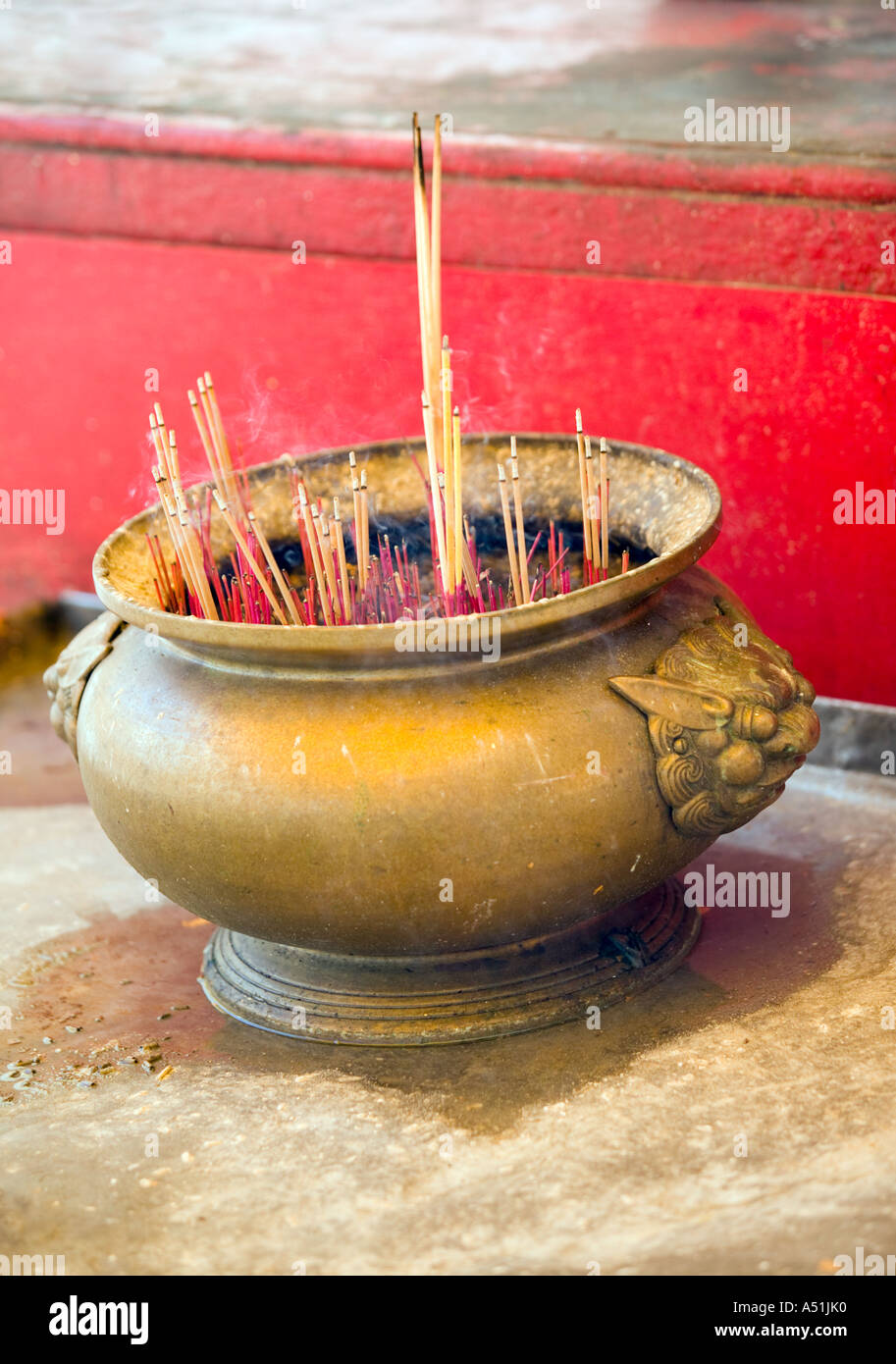 Incense burning bangkok shrine hi-res stock photography and images - Alamy