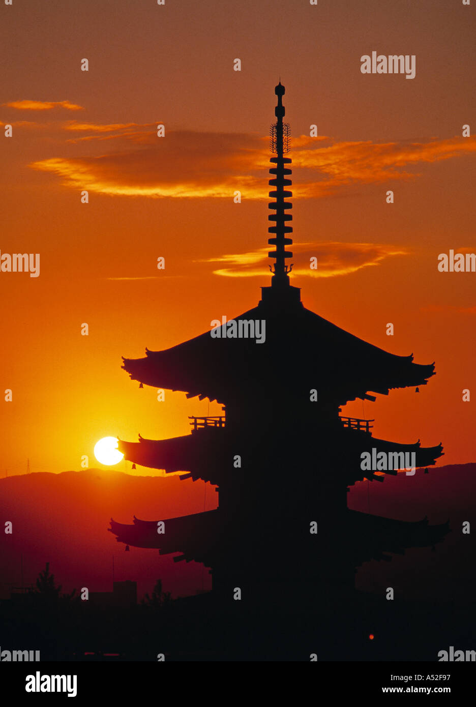 Sunset by the yasaka pagoda hi-res stock photography and images - Alamy