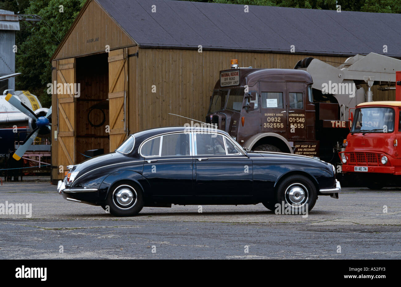 NEW DAIMLER V8 250 AIR FILTER 1967-1969