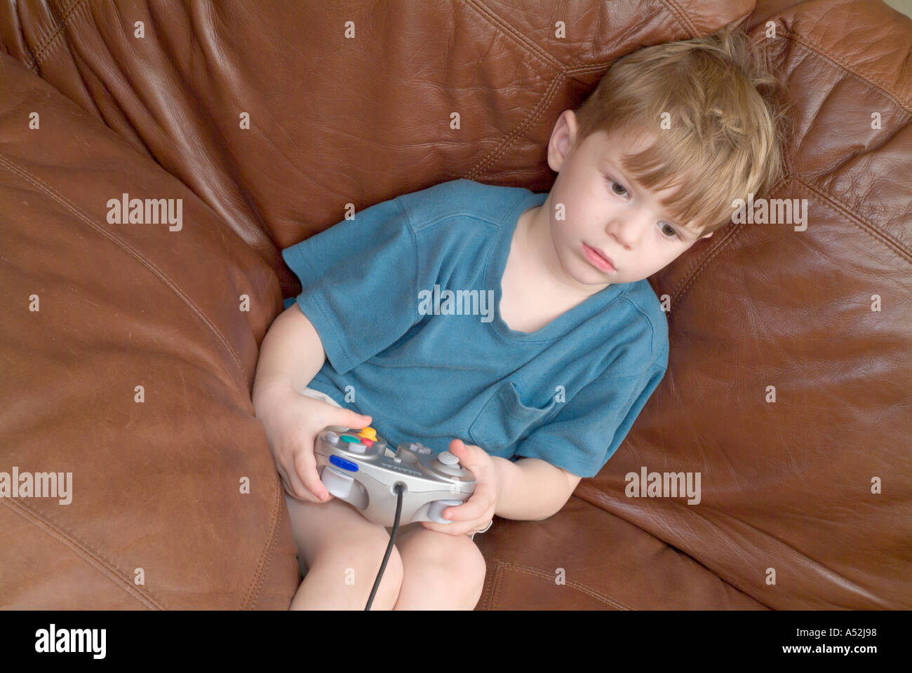 Boy playing video game hi-res stock photography and images - Alamy
