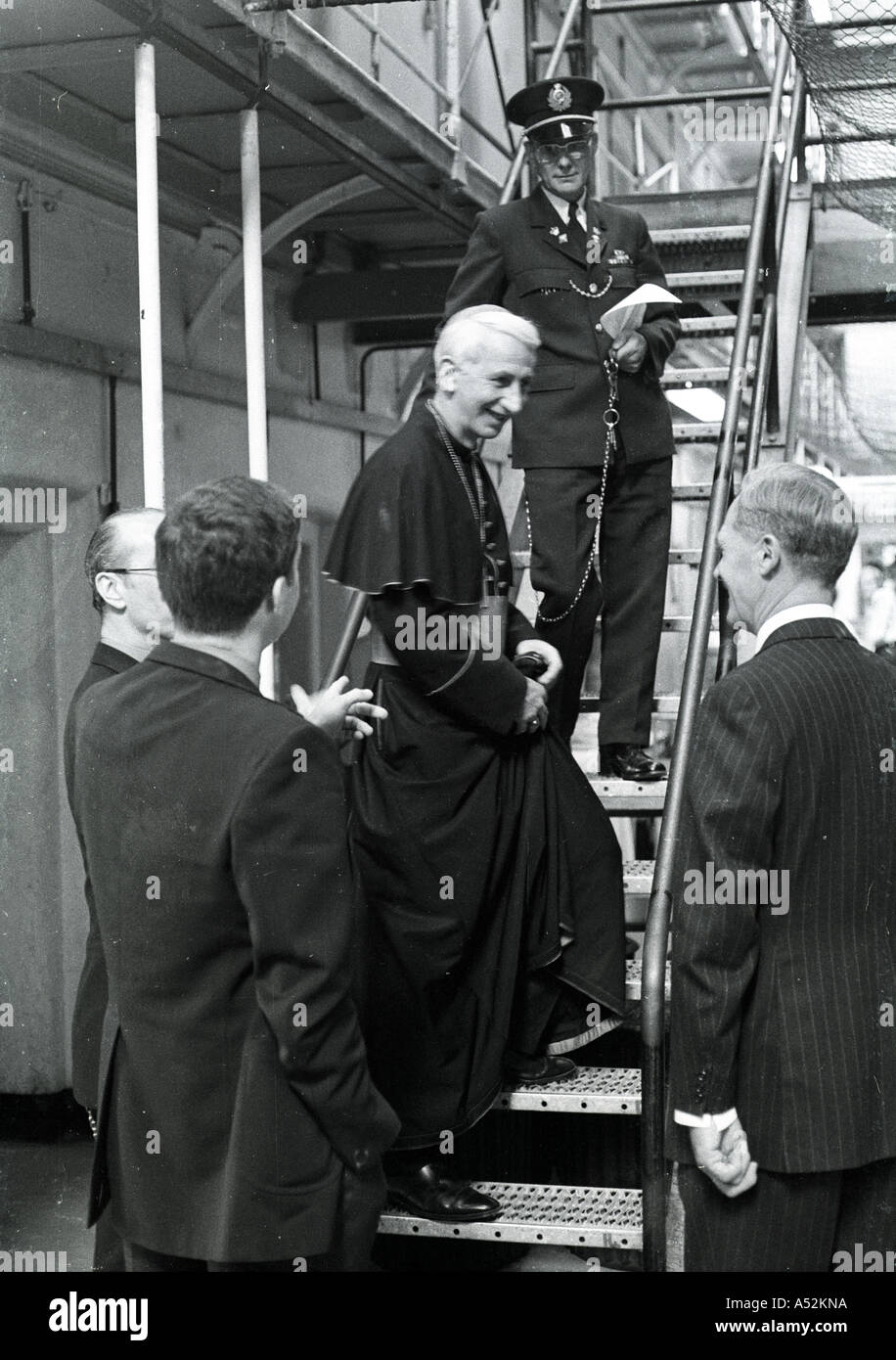 CARDINAL BASIL HUME OSB VISITS PENTONVILLE PRISON LONDON ENGLAND Stock Photo