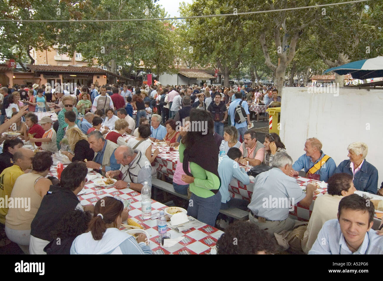 Asti Piedmont Piemonte Italy Festival delle Sagre long tables dining together Stock Photo