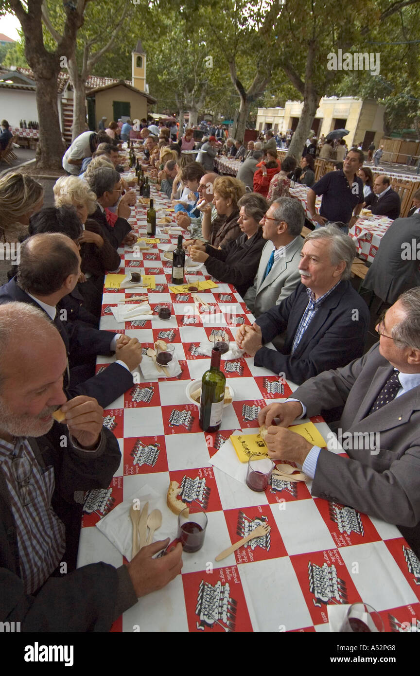 Asti Piedmont Piemonte Italy Festival delle Sagre long tables dining together Stock Photo