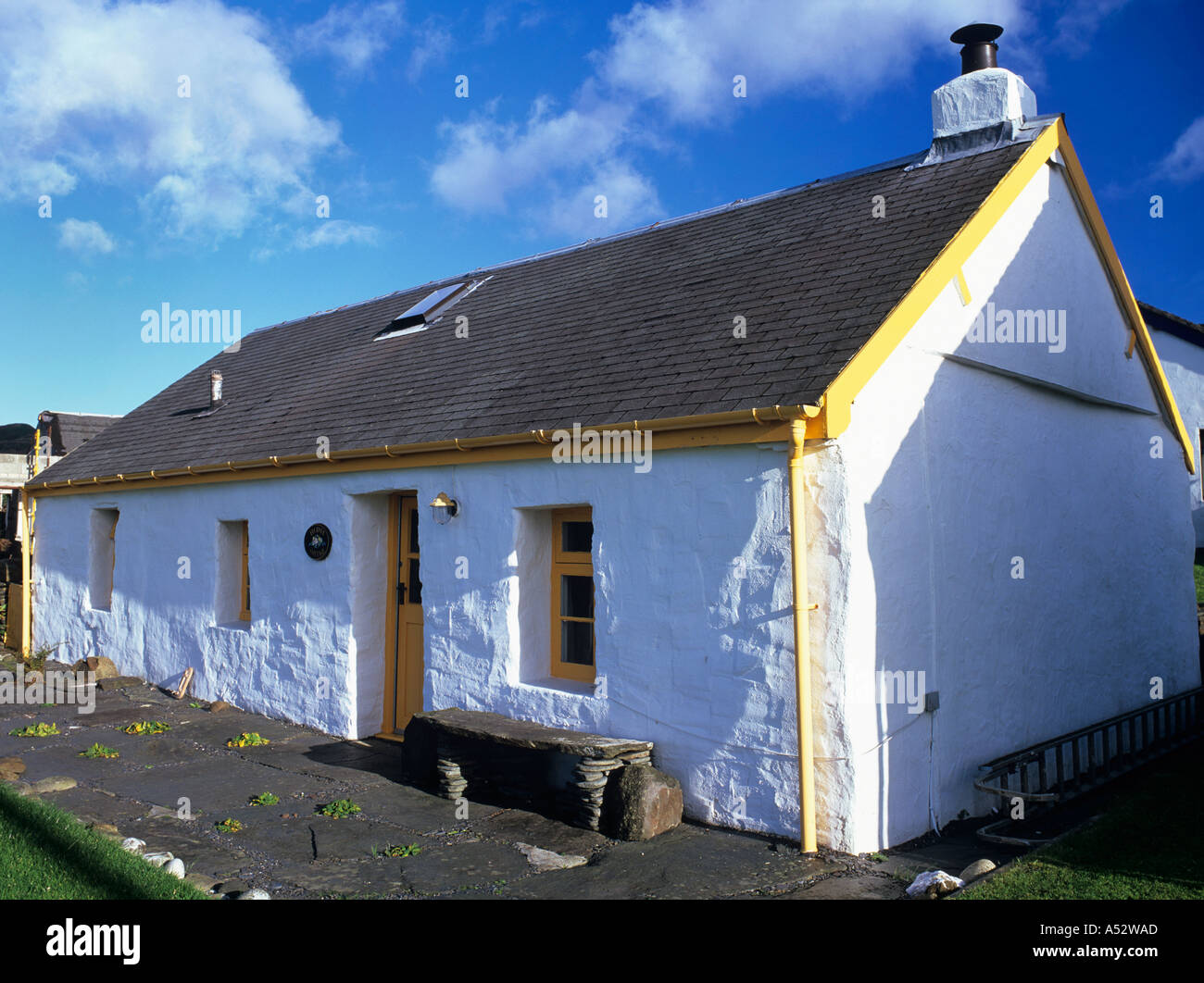SLATE ROOF on QUARRIERS COTTAGE in Easdale village on Seil Island Argyll & Bute Scotland UK Britain Stock Photo