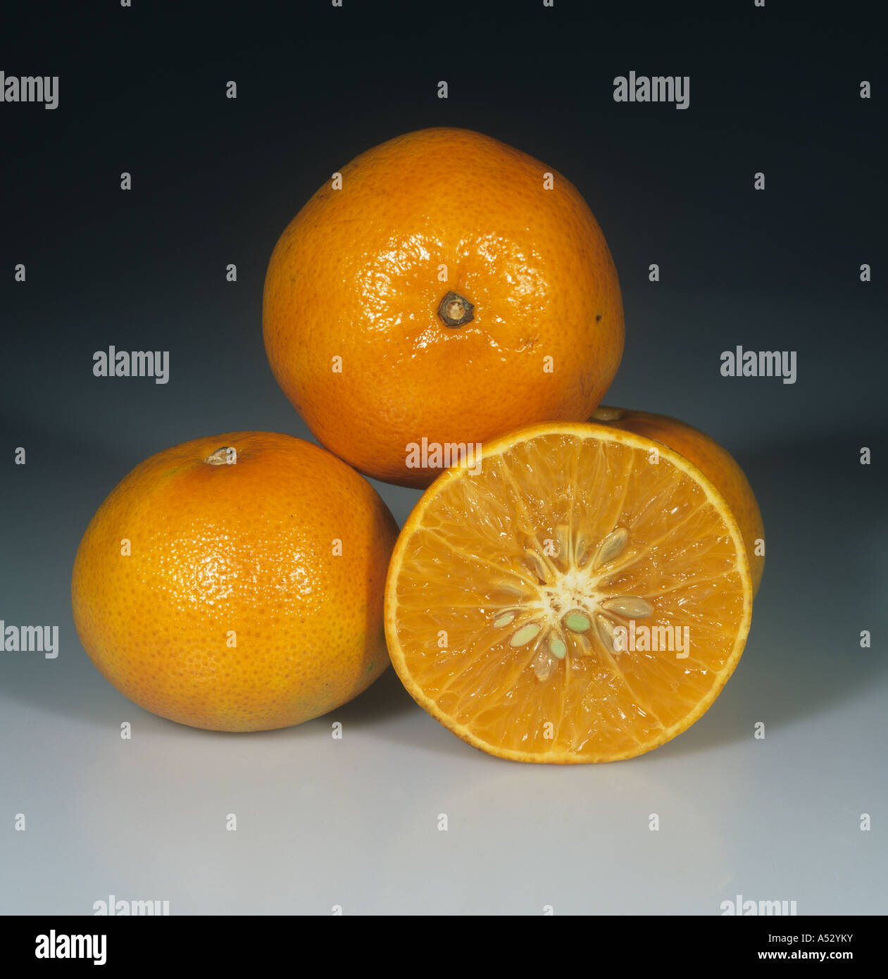 Whole and sectioned tangerine fruit variety Fallglo Stock Photo