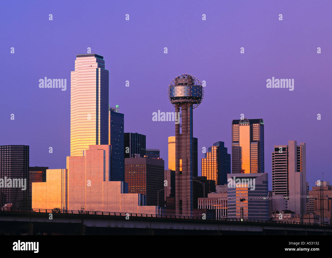 Downtown dallas at night hi-res stock photography and images - Alamy