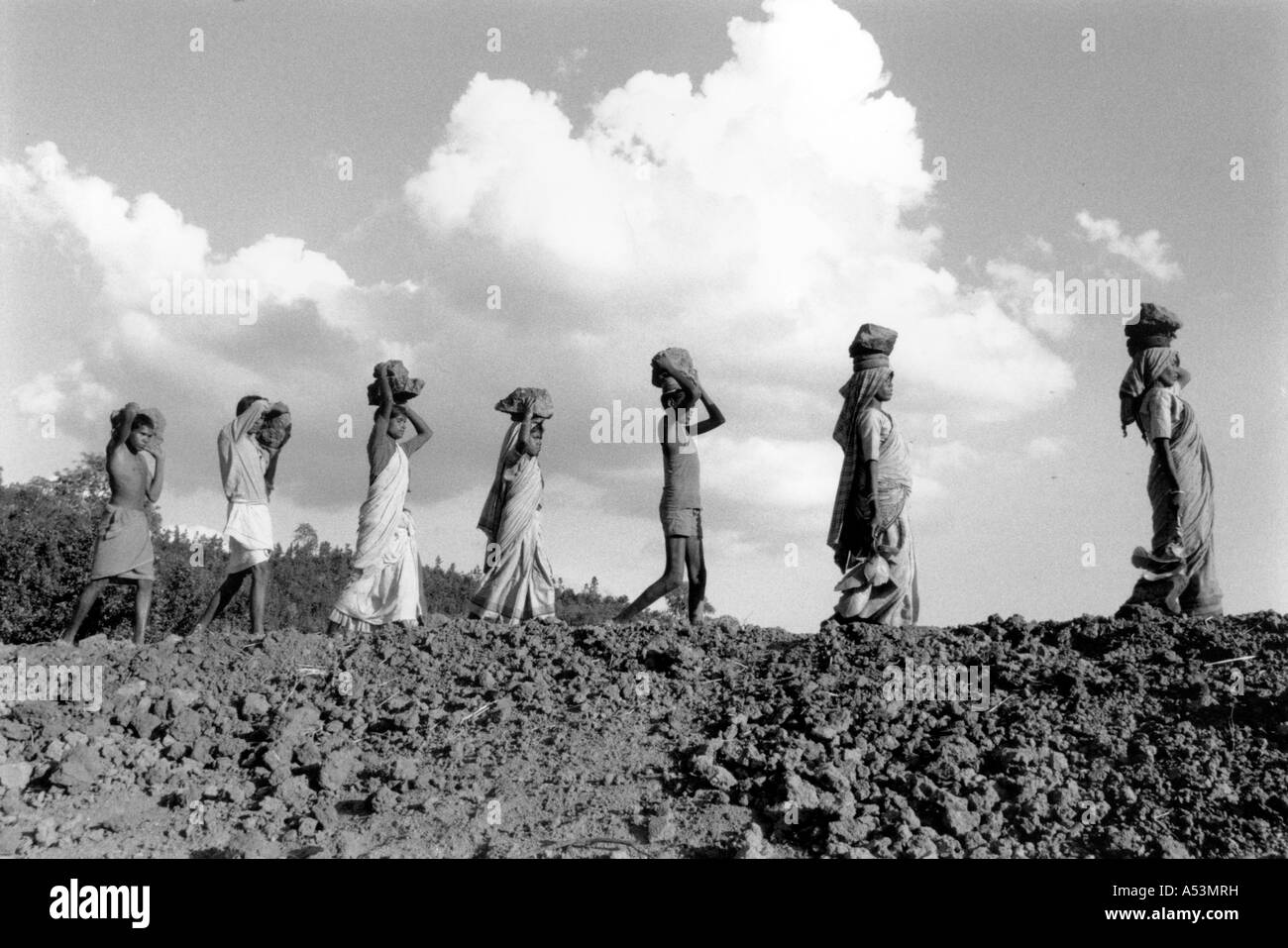 Painet ha1452 283 black and white labor carrying rocks for community dambuilding project bihar india country developing Stock Photo